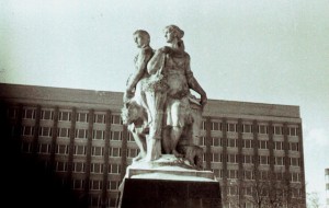 kolkhoz-square_statues3