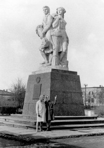 kolkhozka-monument_forum-smolensk-ws-td3ZxPEwau0-jpg