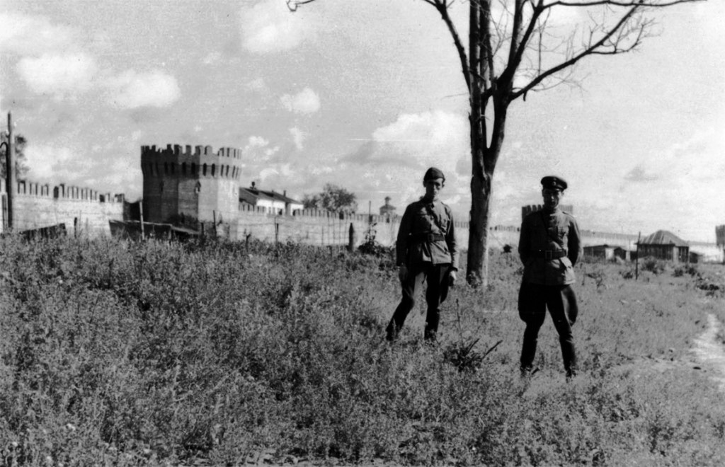 български войници пред крепостта_ws-forum-0431